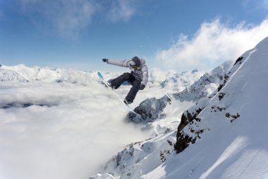 Dağlarda uçan snowboardcu. Sıra dışı spor.