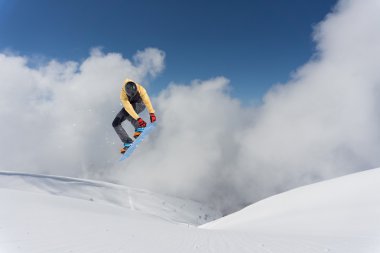 Dağlarda uçan snowboardcu. Sıra dışı spor.