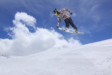 Dağlarda uçan snowboardcu. Sıra dışı spor.