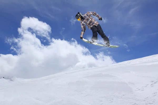 Repülő snowboardos a hegyekben. Extrém sport. — Stock Fotó