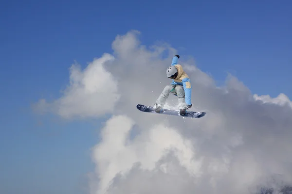 Volando snowboarder en las montañas. Deporte extremo. — Foto de Stock