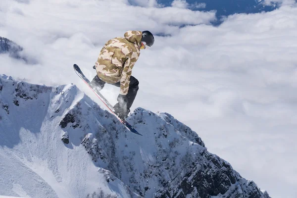 Latający snowboardzista w górach. Sporty ekstremalne. — Zdjęcie stockowe