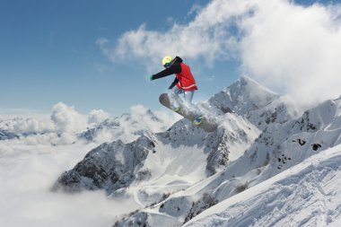 Dağlarda uçan snowboardcu. Sıra dışı spor.