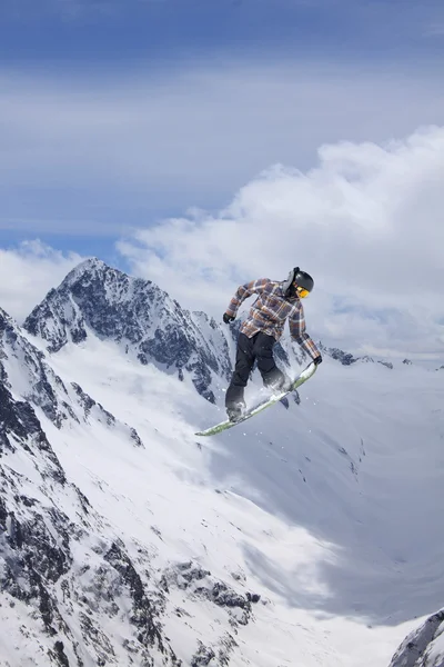 Ιπτάμενος snowboarder στα βουνά. Ακραίο άθλημα. — Φωτογραφία Αρχείου