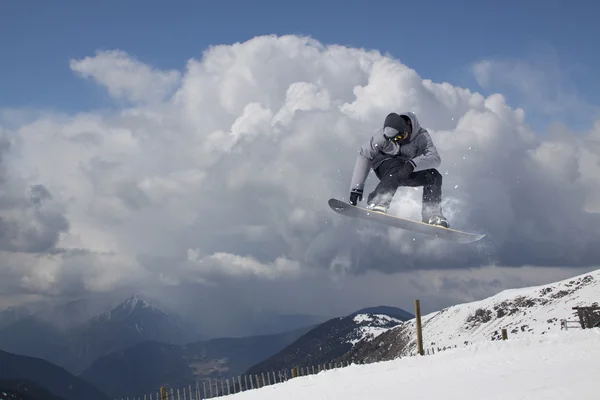 Fliegender Snowboarder auf den Bergen. Extremsport. — Stockfoto