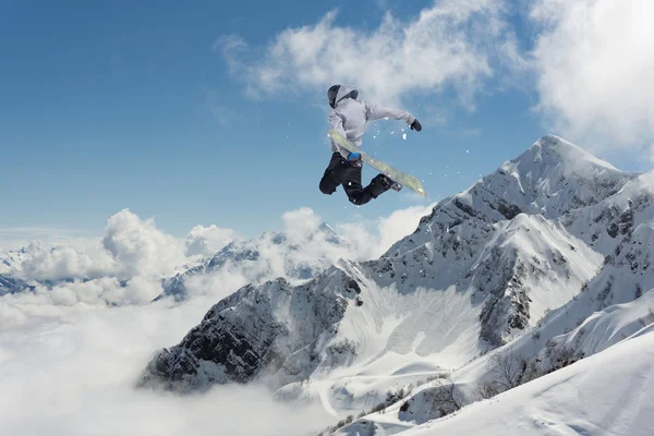 Vliegende snowboarder op de bergen. Extreme sport. — Stockfoto