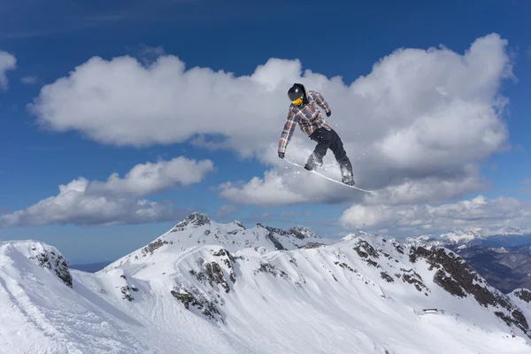 Dağlarda uçan snowboardcu. Sıra dışı spor. — Stok fotoğraf