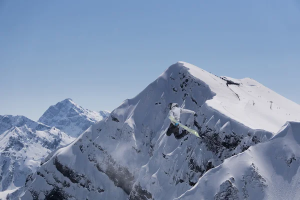 Létající snowboardista na horách. Extrémní sport. — Stock fotografie