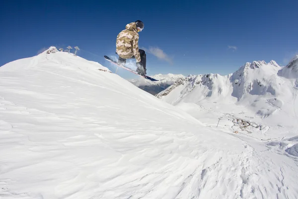 Volando snowboarder en las montañas. Deporte extremo. —  Fotos de Stock