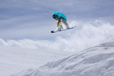 Dağlarda uçan snowboardcu. Sıra dışı spor.