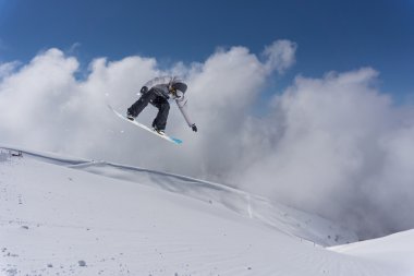Dağlarda uçan snowboardcu. Sıra dışı spor.