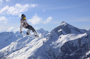 Dağlarda uçan snowboardcu. Sıra dışı spor.