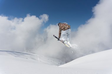 Dağlarda uçan kayakçı. Sıra dışı spor.