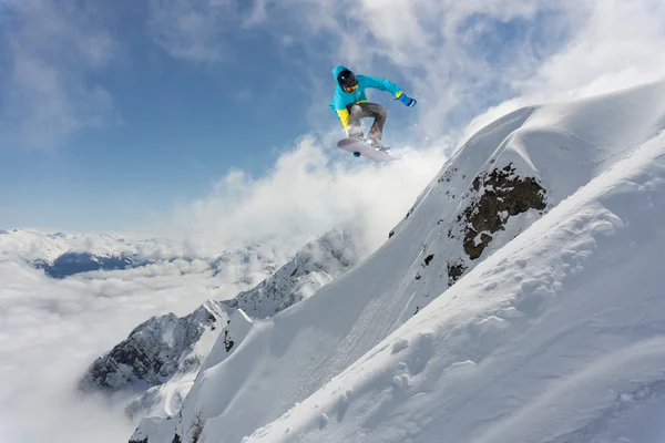 Létající snowboardista na horách. Extrémní sport. — Stock fotografie