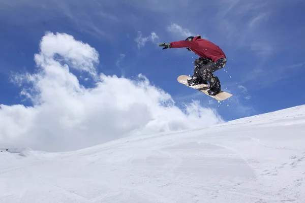 Fliegender Snowboarder auf den Bergen. Extremsport. — Stockfoto