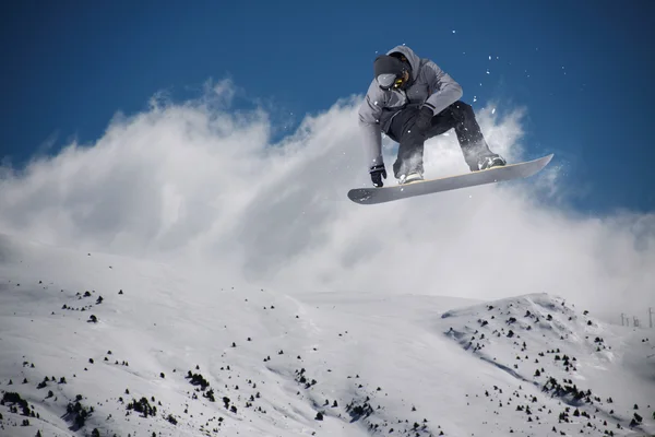 Flygende snowboardkjører på fjell. Ekstremsport. – stockfoto