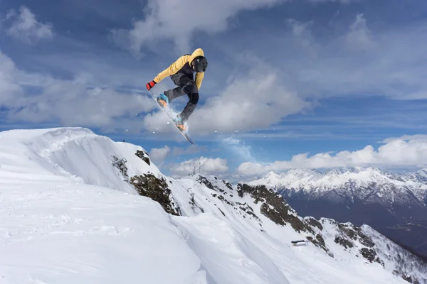 Snowboarder volant sur les montagnes. Sport extrême. — Photo