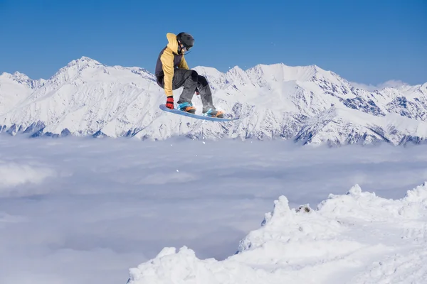 Latający snowboardzista w górach. Sporty ekstremalne. — Zdjęcie stockowe