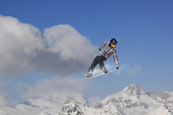 Volando snowboarder en las montañas. Deporte extremo. — Foto de Stock