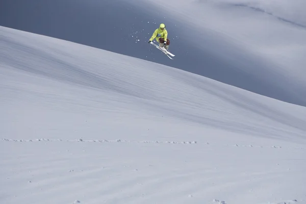 Esquiador volador en las montañas. Deporte extremo. — Foto de Stock