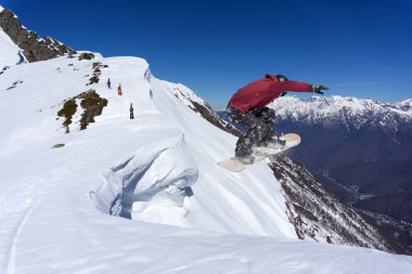 Dağlarda uçan snowboardcu. Sıra dışı spor.