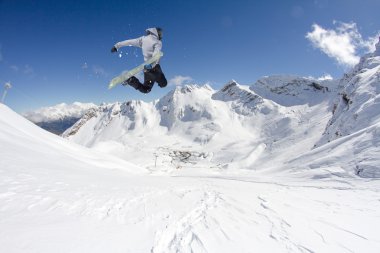 Dağlarda uçan snowboardcu. Sıra dışı spor.