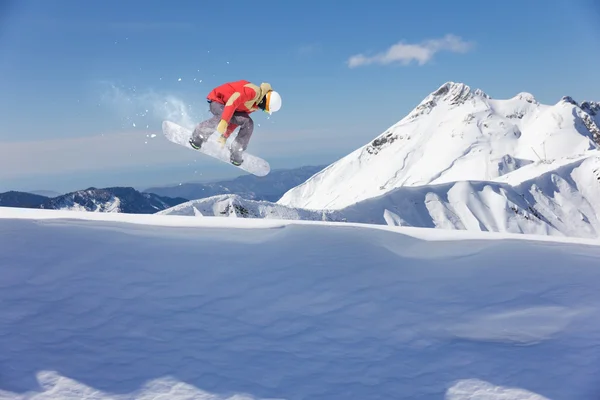 Flygande snowboardåkare på fjället. Extrem sport. — Stockfoto