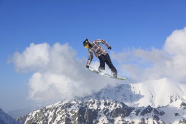 Dağlarda uçan snowboardcu. Sıra dışı spor.