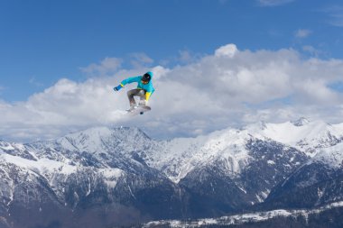 Dağlarda uçan snowboardcu. Sıra dışı spor.