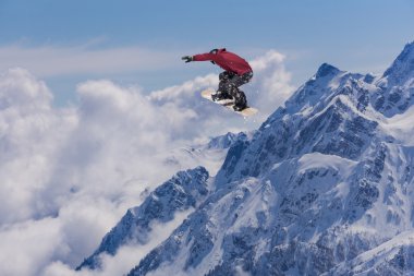 Dağlarda uçan snowboardcu. Sıra dışı spor.
