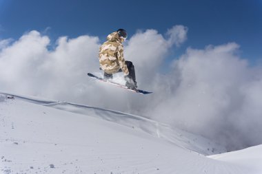 Dağlarda uçan snowboardcu. Sıra dışı spor.