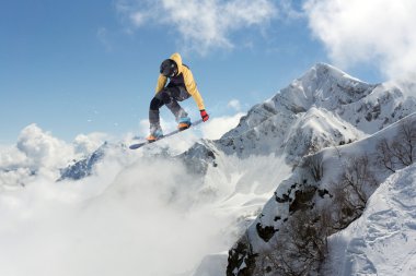 Dağlarda uçan snowboardcu. Sıra dışı spor.