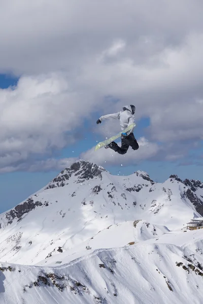 Latający snowboardzista w górach. Sporty ekstremalne. — Zdjęcie stockowe
