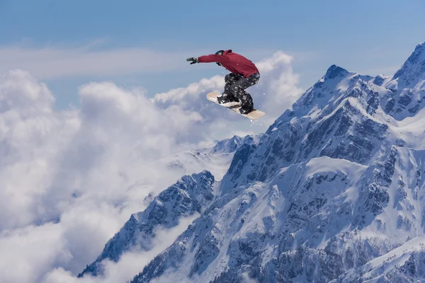 Ιπτάμενος snowboarder στα βουνά. Ακραίο άθλημα. — Φωτογραφία Αρχείου