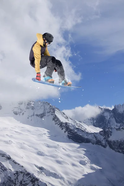 Літаючий сноубордист на горах. Екстремальні види спорту . — стокове фото