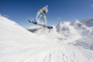 Dağlarda uçan snowboardcu. Sıra dışı spor.