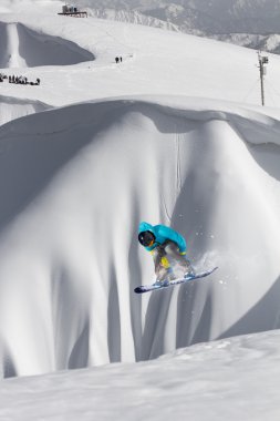 Dağlarda uçan snowboardcu. Sıra dışı spor.