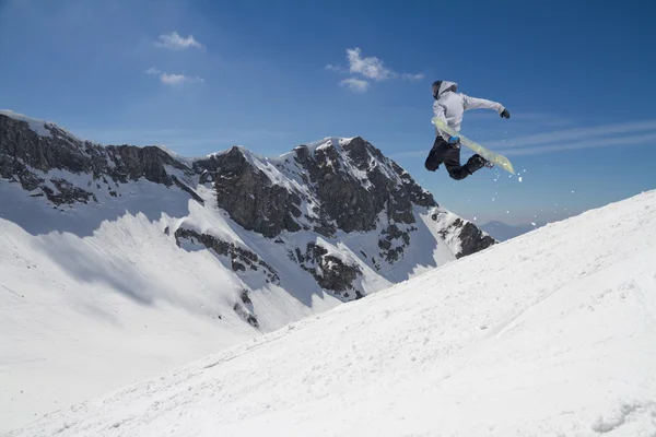 Fliegender Snowboarder auf den Bergen. Extremsport. — Stockfoto