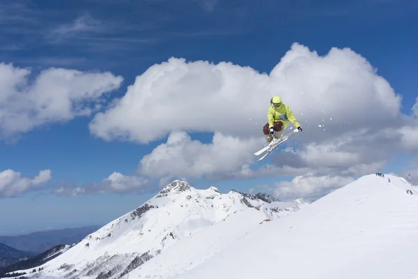 山の上で空飛ぶスキーヤー。極端なスポーツ. — ストック写真