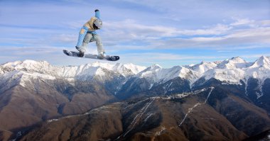 Dağlarda uçan snowboardcu. Sıra dışı spor.