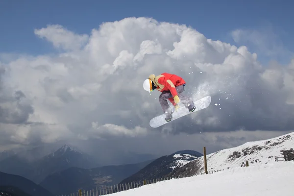 Flygande snowboardåkare på fjället. Extrem sport. — Stockfoto