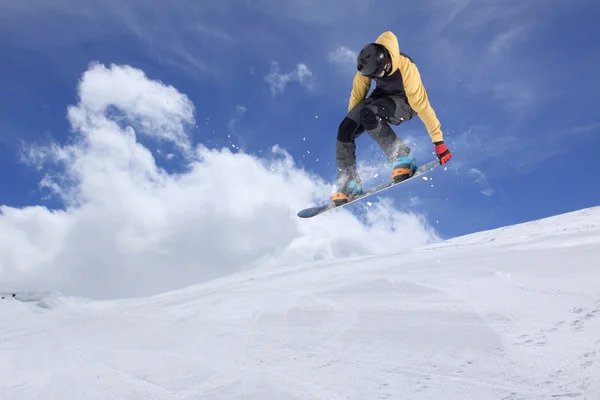 Ιπτάμενος snowboarder στα βουνά. Ακραίο άθλημα. — Φωτογραφία Αρχείου