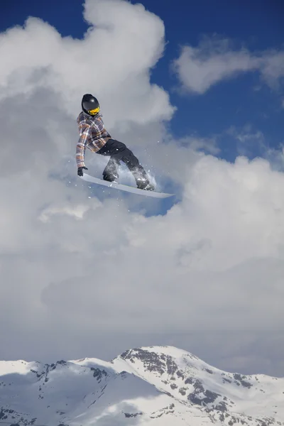 Flygande snowboardåkare på fjället. Extrem sport. — Stockfoto