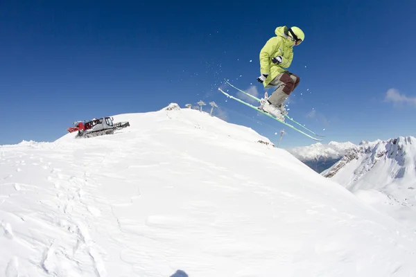 Esquiador voador nas montanhas. Desporto extremo. — Fotografia de Stock