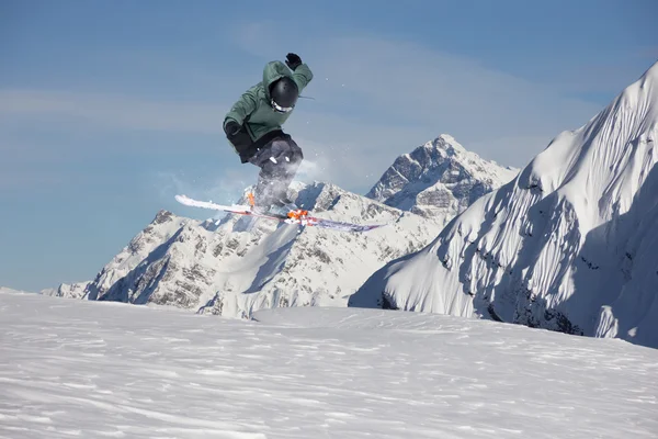 Flygande skidåkare på fjället. Extrem sport. — Stockfoto