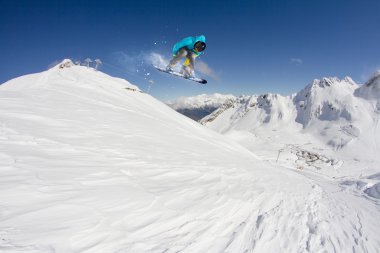 Dağlarda uçan snowboardcu. Sıra dışı spor.