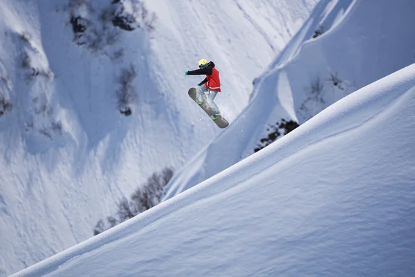 山の上を飛んでスノーボーダー。極端なスポーツ. — ストック写真