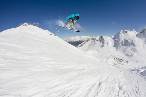 Fliegender Snowboarder auf den Bergen. Extremsport. — Stockfoto