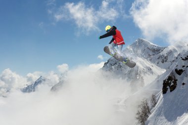 Dağlarda uçan snowboardcu. Sıra dışı spor.