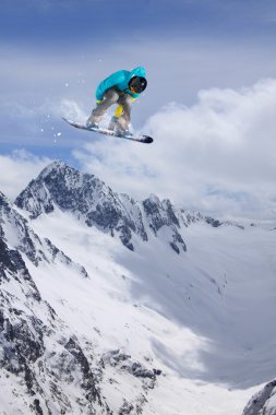 Dağlarda uçan snowboardcu. Sıra dışı spor.